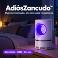 Lámpara AdiósZancudo prendida en un velador de noche, con su luz violeta