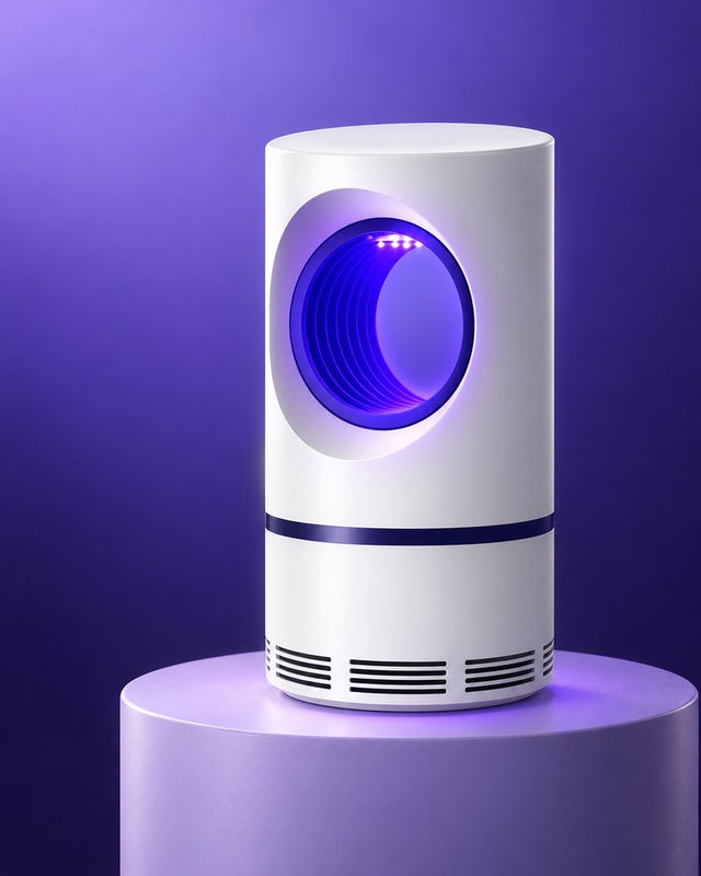 La lámpara AdiósZancudo sola, sobre un pedestal lavanda, con su luz violeta encendida
