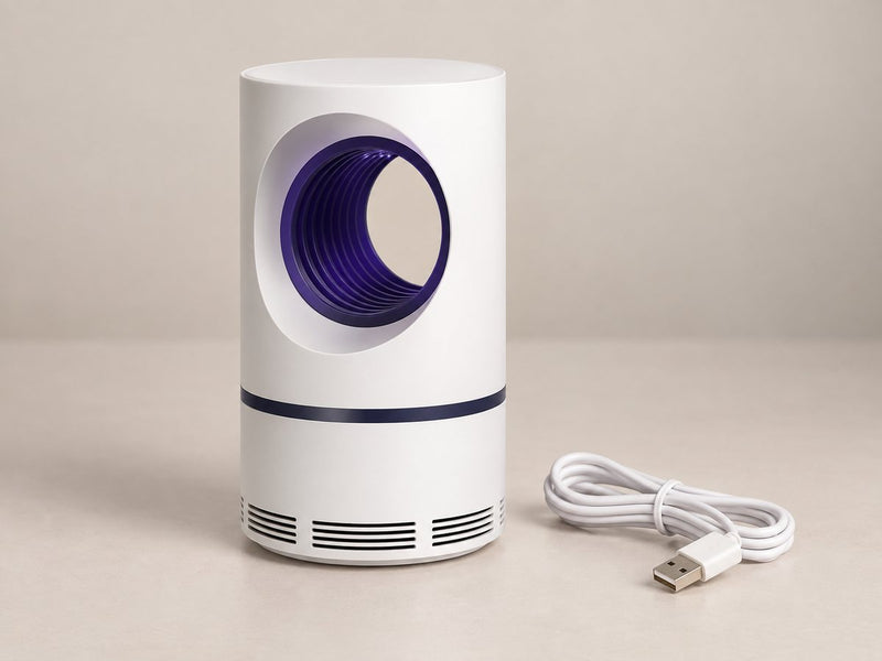 La lámpara AdiósZancudo apagada sobre una mesa clara, con su cable USB enrollado al lado