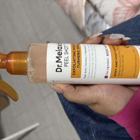 Foto de la reseña de Thalia Torres: la botella en su mano