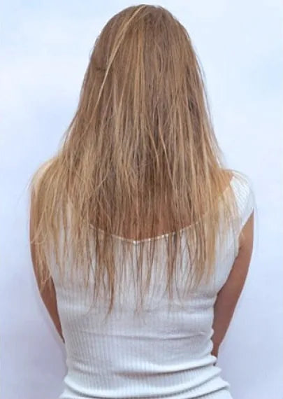 Pelo rubio liso visto de espalda, ralo en las puntas, antes