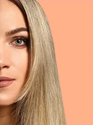 La misma mujer con el pelo rubio liso y brillante, después