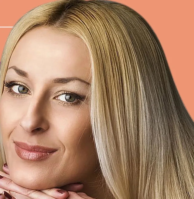Una mujer rubia de pelo largo y liso, sonriendo