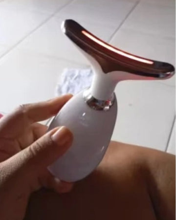 LiftGo con la luz roja encendida, en la mano de una clienta