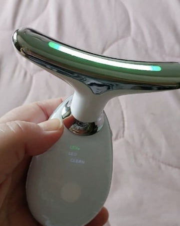 LiftGo con la luz verde encendida, en la mano de una clienta