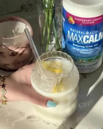 Foto de Camila: un vaso con bombilla junto al tarro