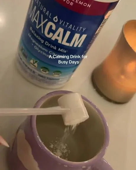Foto de María: una cuchara sobre la taza y una vela, junto al tarro
